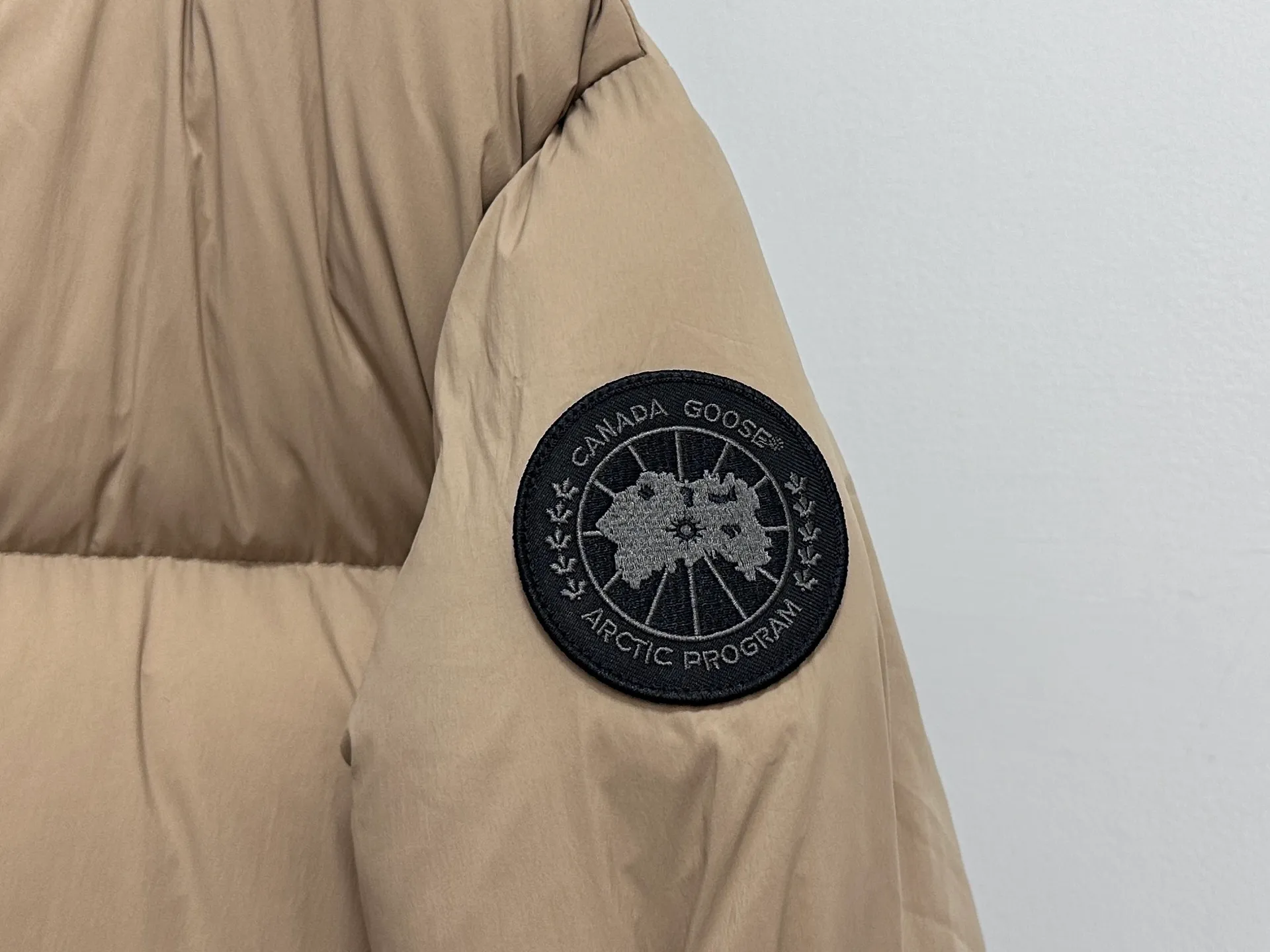 P840 【Canada gooes】Large Goose Sleeve Stand Collar Down Jacket Lawrence down jacket provides basic protection for daily adventures. Delicately soft fabric, this is a water-repellent fabric that is soft to the touch yet durable. Filled with extremely fluffy white duck down. This piece has a quilted body and structured down. Padded collar and reflective double-stripe grip tape. Extended hem and tucked-in inner rib-knit cuffs. Size: XS-2XL